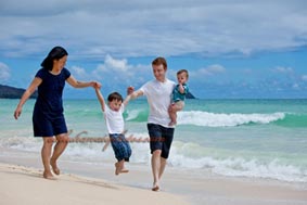 Kapolei portrait photographer photo of a family walking on the beach having fun