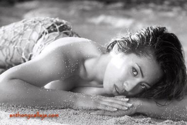 Hawaii Bikini Photographer - Photo of model laying on the sand